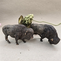 brune-bisonokser-gamle-patinerede-legetoej-dyr